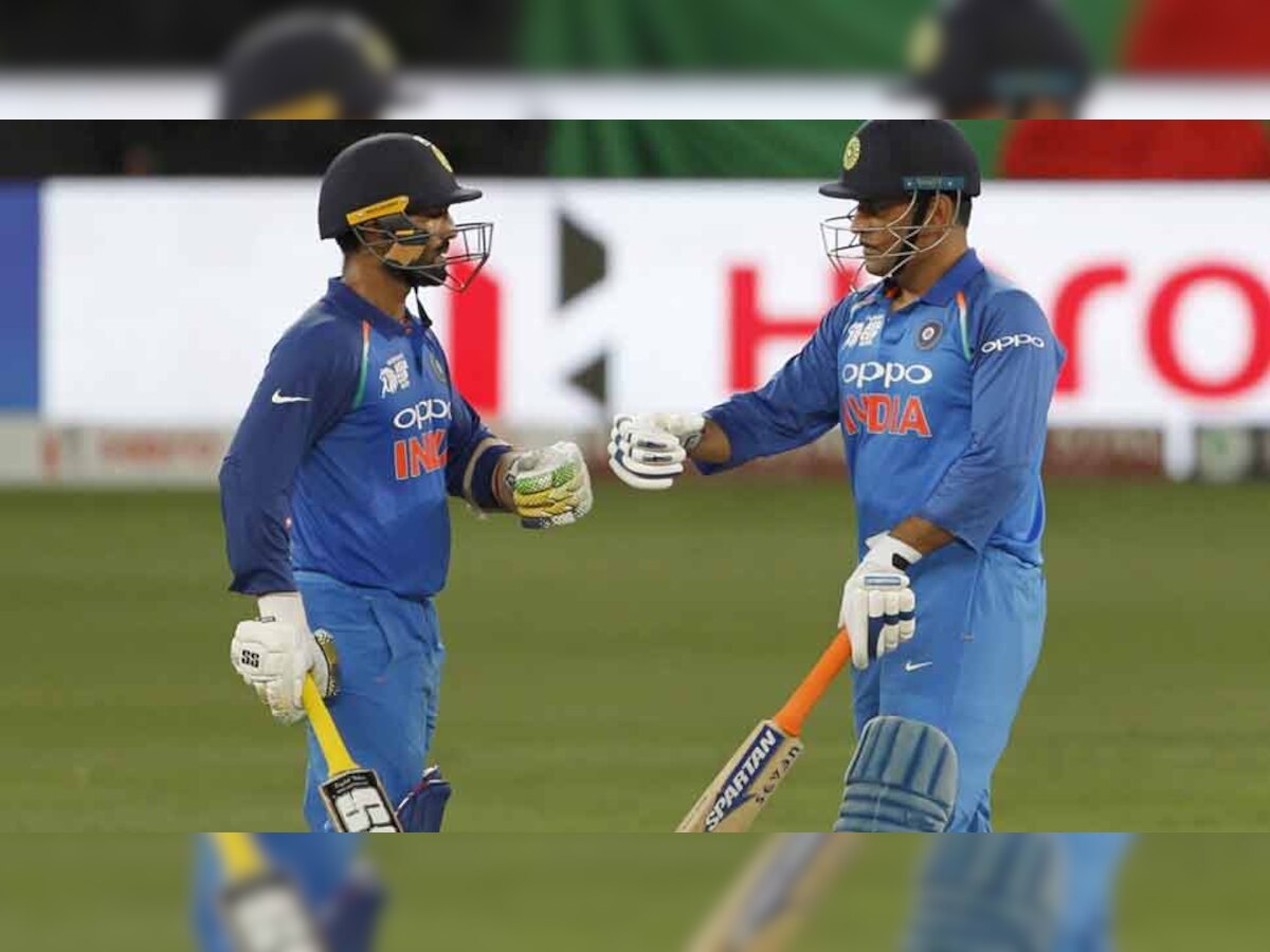 दिनेश कार्तिक और एमएस धोनी ने एशिया कप के फाइनल में पांचवें विकेट के लिए 54 रन की साझेदारी की. (फोटो: IANS) 