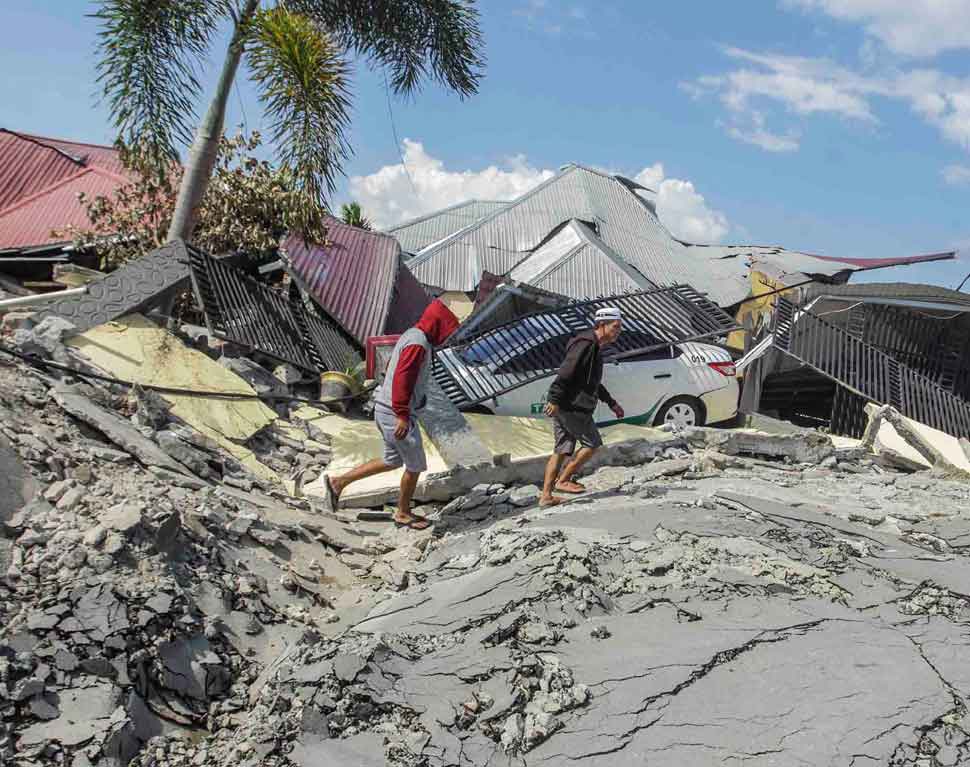 मदद की गुहार लगा रहे गांव और कस्बे के लोग Earthquake damage in Indonesia