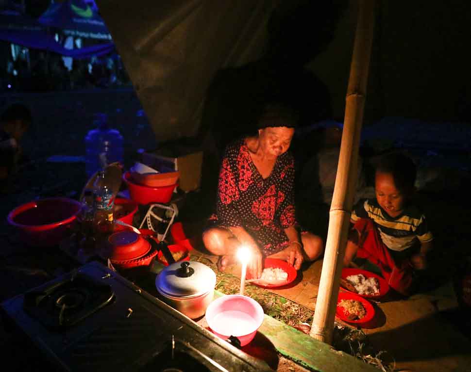 मदद न मिलने से लोगों में गुस्सा Earthquake damage in Indonesia-3