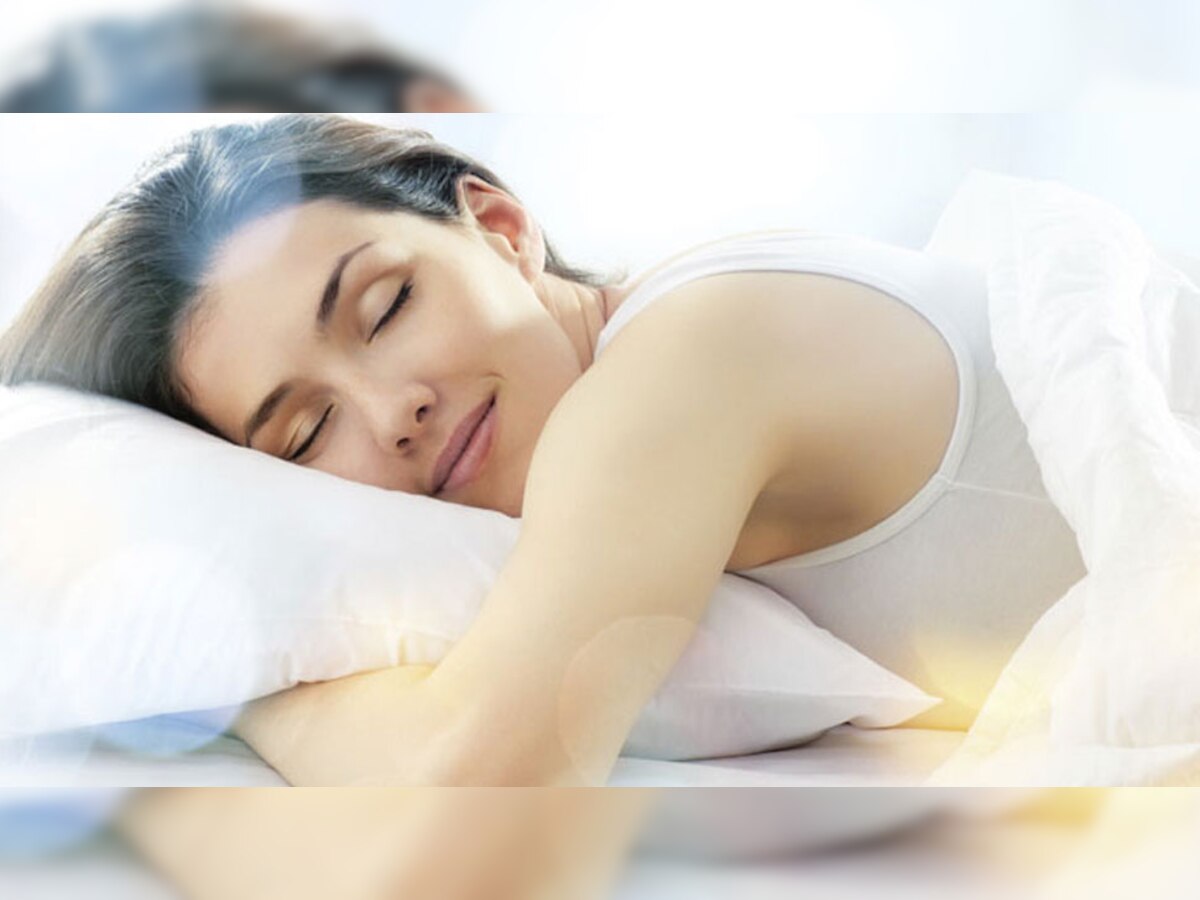 स्ट्रेस फ्री नींद से आपकी सेहत और स्किन दोनों को फायदा होता है. (प्रतीकात्मक तस्वीर)
