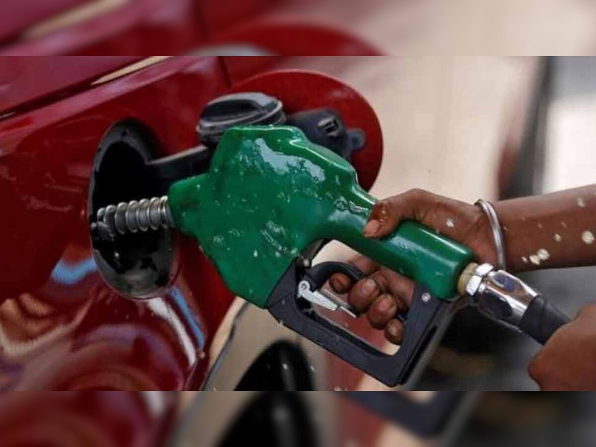 महाराष्ट्र और गुजरात सरकार ने पेट्रोल-डीजल पर 2.5 रुपये वैट कम करने का ऐलान किया है.