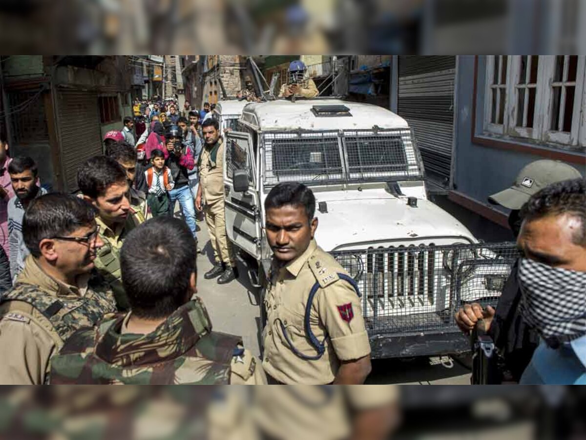 श्रीनगर में आतंकियों द्वारा अंजाम दी गई इस घटना के बाद पूरे शहर में चौकसी बढ़ा दी गई है. फोटोः पीटीआई