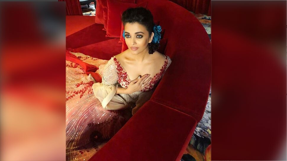 ऐश्वर्या ने दिए ऐसे पोज Aishwarya on Sofa
