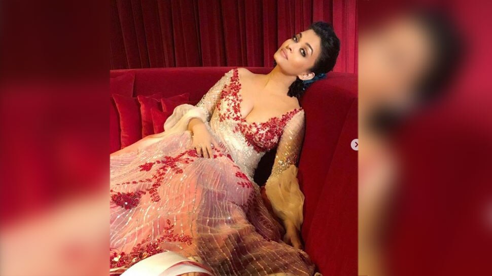 कुछ अलग हैं अंदाज Aish on sofa
