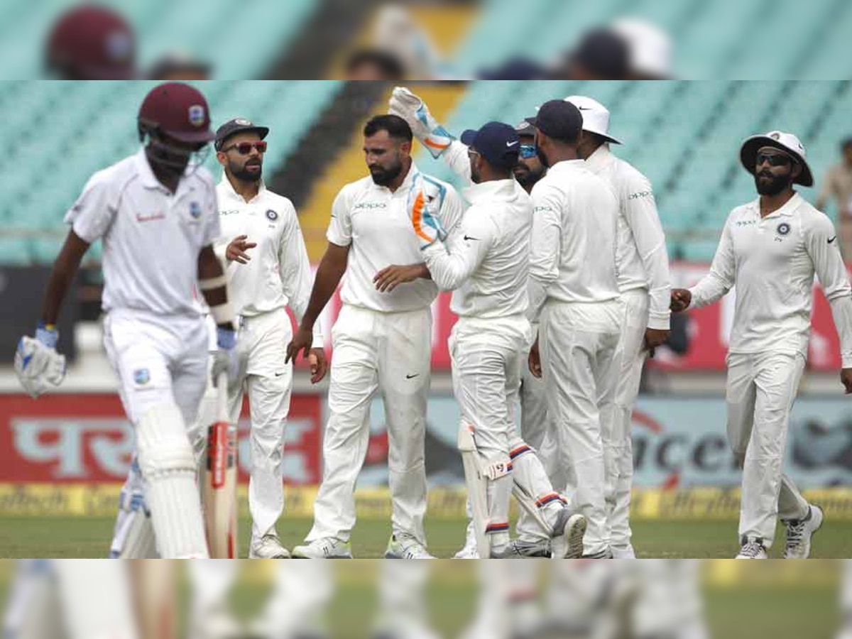 वेस्टइंडीज के कप्तान क्रेग ब्रैथवेट के आउट होने पर एकदूसरे को बधाई देते टीम इंडिया के क्रिकेटर. (फोटो: IANS) 