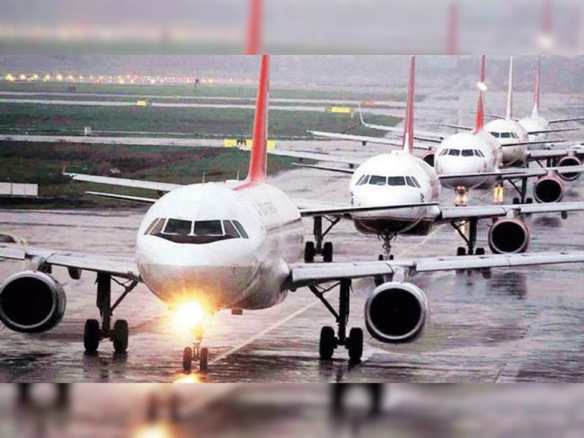 एयरलाइंस कंपनियां चुपके से यात्रियों की जेब से पैसे निकालने की कर रही हैं तैयारी (फाइल फाेटो)