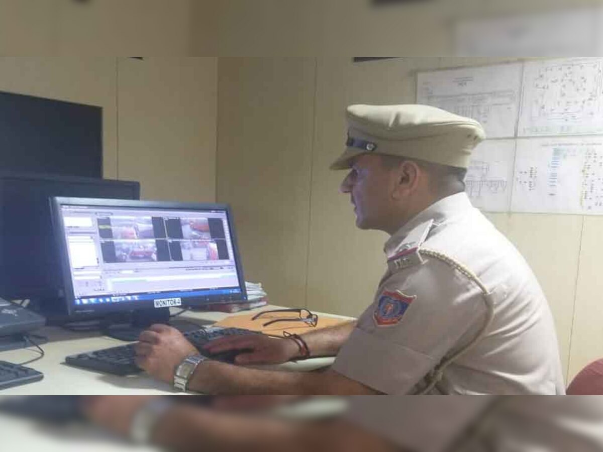 दिल्ली पुलिस के सीसीटीवी मैन, जो फुटेज देखने के कुछ घंटों बाद ही ढूढ निकालते हैं अपराधी