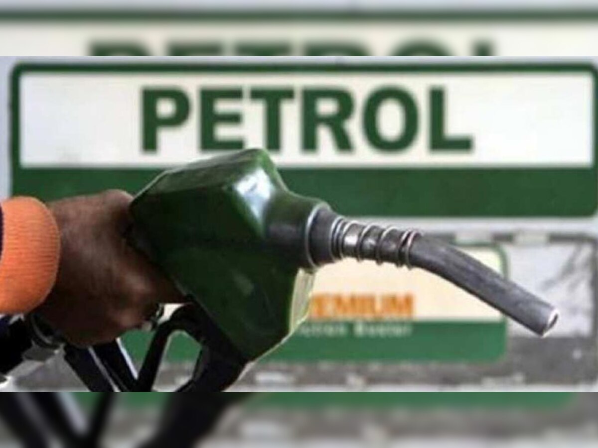 सरकार ने हाल में सरकारी तेल कंपनियों पर डीजल और पेट्रोल का भाव प्रति लीटर एक एक रुपये कम करने की जिम्मेदारी डाली है. (फाइल फोटो)