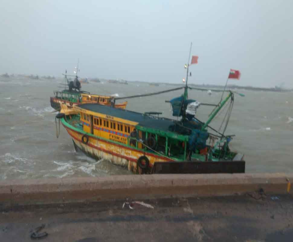 प्रशासनिक अधिकारियों ने तटों को कराया खाली Administrative officials cut down on shores
