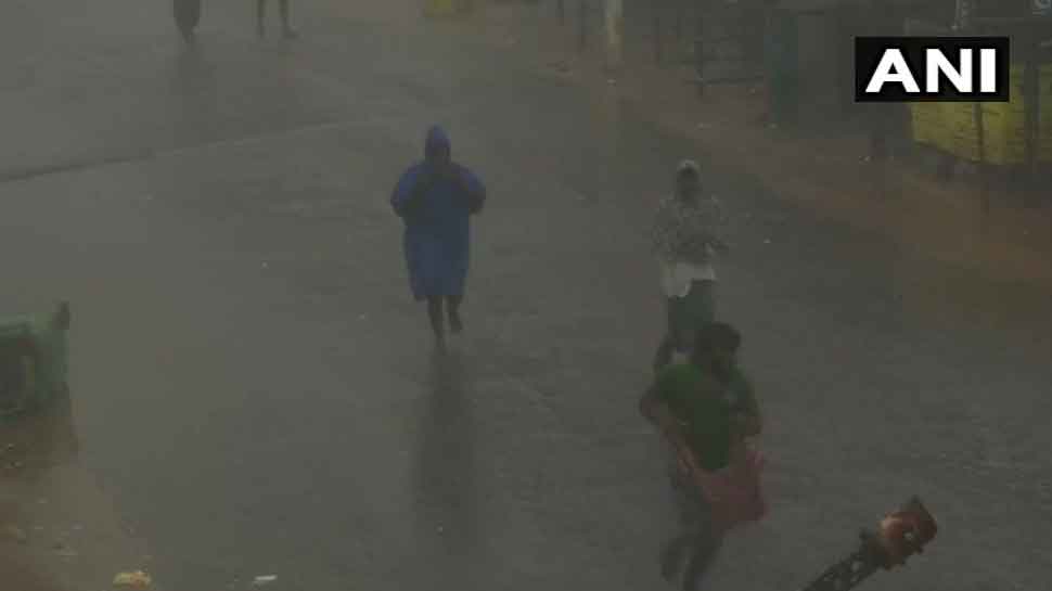 गोपालपुर में चल रही हैं तेज हवाएं The winds are blowing in Gopalpur