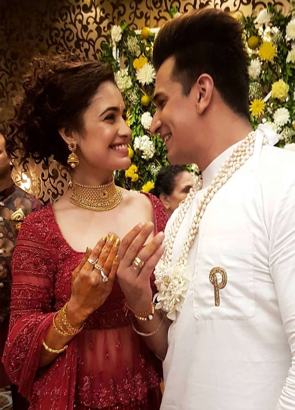 मेहंदी के फंक्शन में हरे रंग के लहंगे में नजर आईं युविका Engagement Ceremony of Princeand Yuvika