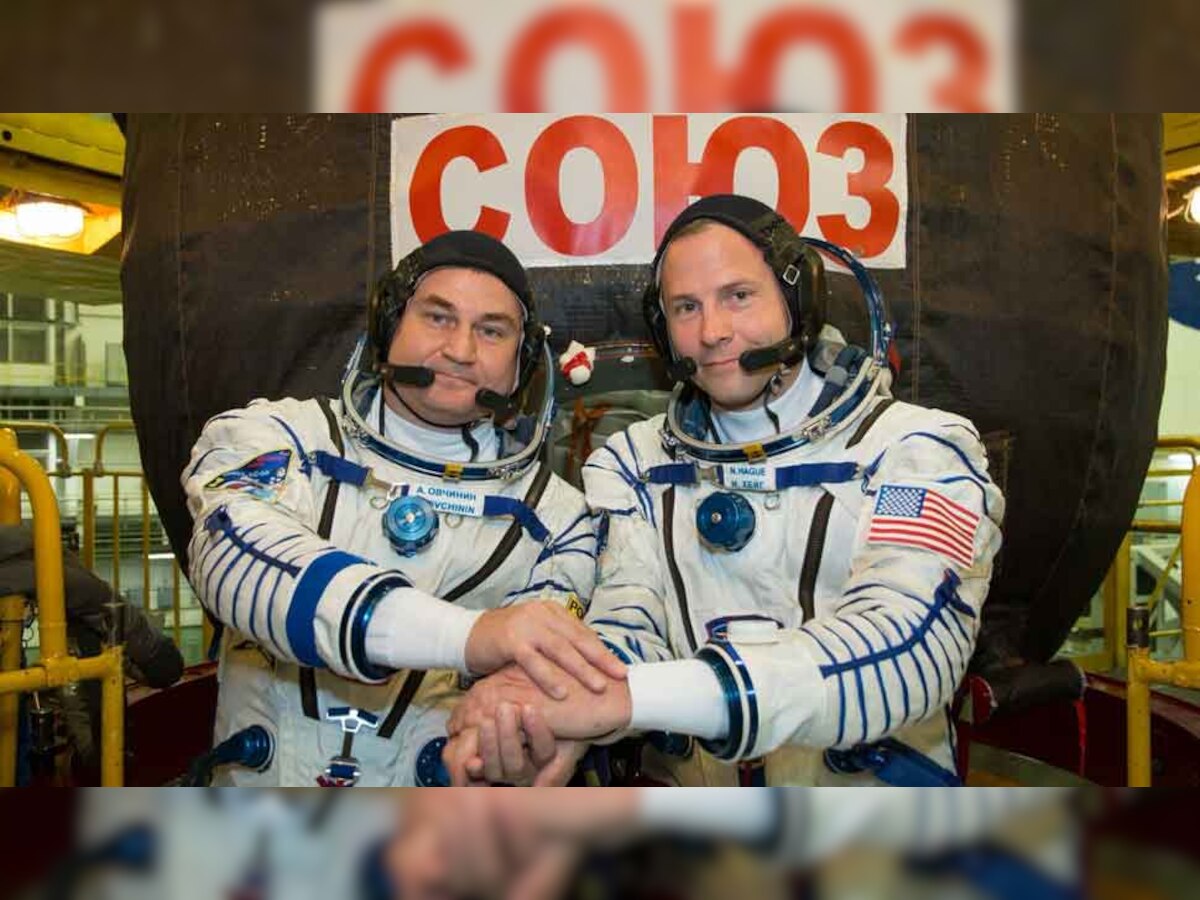 रूसी अंतरिक्ष यात्री एलेक्सी ओवचिनिन और नासा के वैज्ञानिक निक हेग. (बाएं से दाएं,फोटो साभार @NASA)