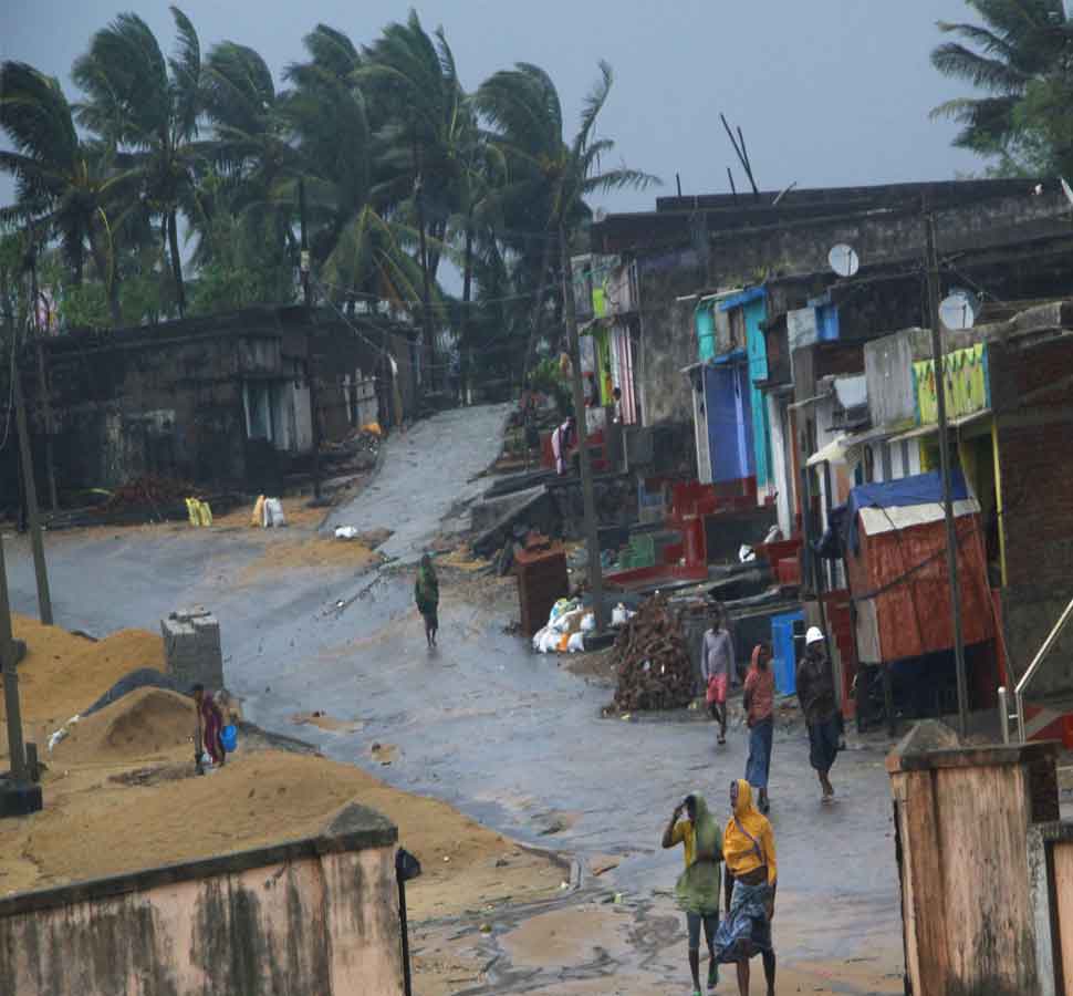 पश्चिम बंगाल की ओर बढ़ रहा तूफान Hurricane rising towards west bengal