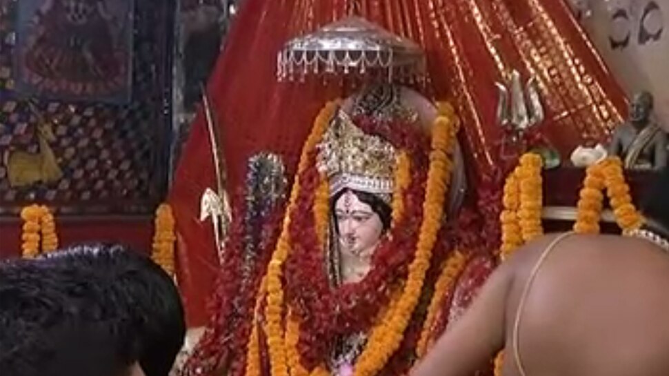 नौ दिनों तक उपवास कर लोग सीने पर कलश स्थापित करते हैं many devotees worship the goddess durga in this way