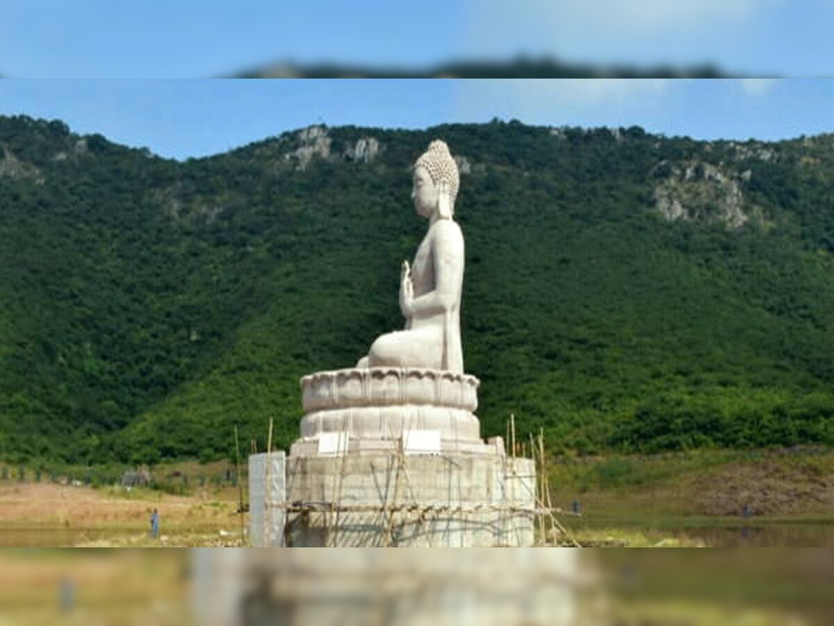 राजगीर के घोड़ा कटोरा झील में बुद्ध प्रतिमा बनाया जा रहा है.