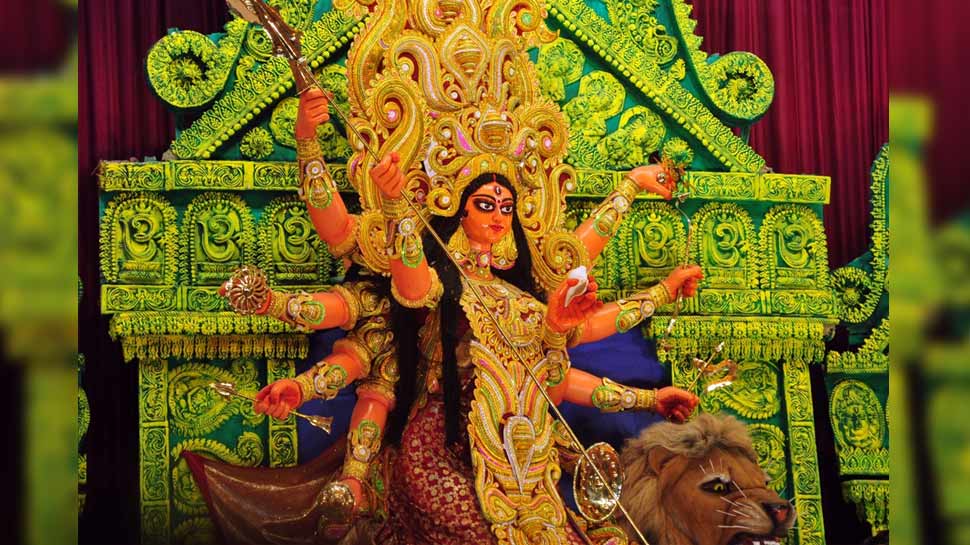 सप्तमी को खुलते हैं मां के पट doors of pandal open on Saptami