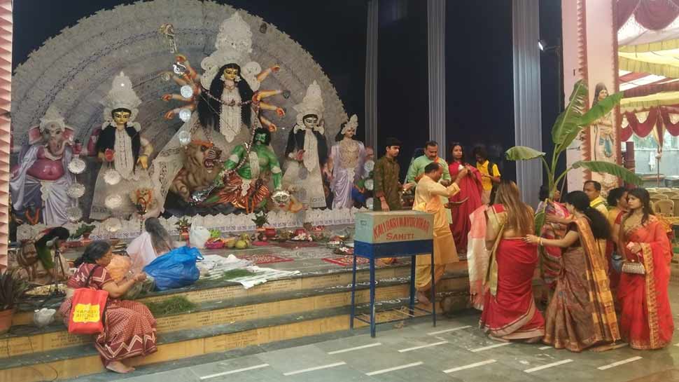 पंडालों में होते हैं कई कार्यक्रम There are many programs in pandals