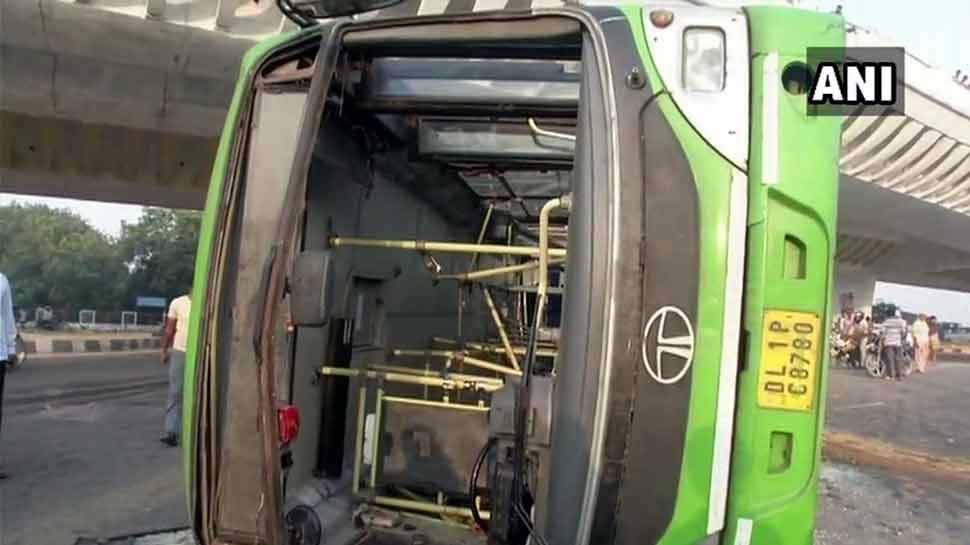 दिल्ली में पलटी DTC की बस, कई यात्रियों को आई गंभीर चोटें