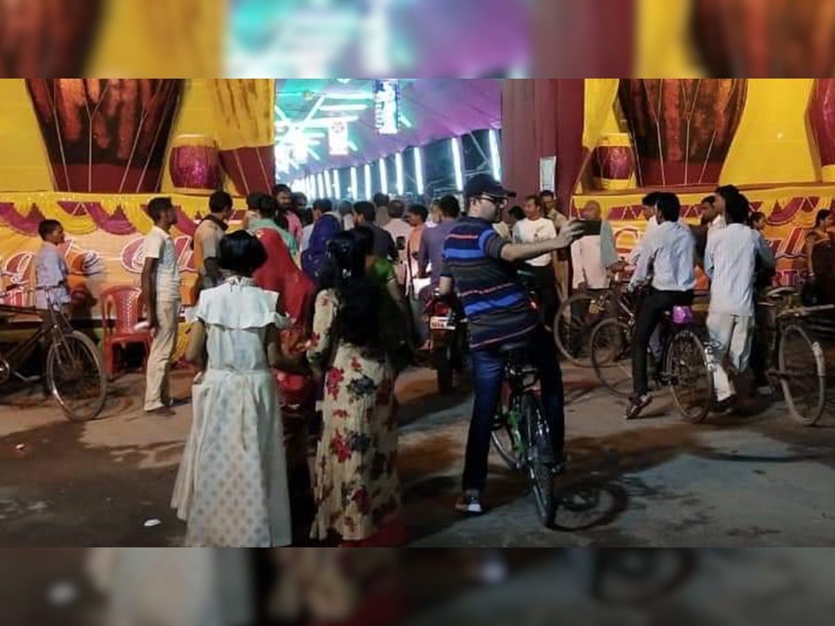 पूजा पंडालों का जायजा लेने साइकिल से निकले बेगूसराय के डीएम. (तस्वीर- Twitter)