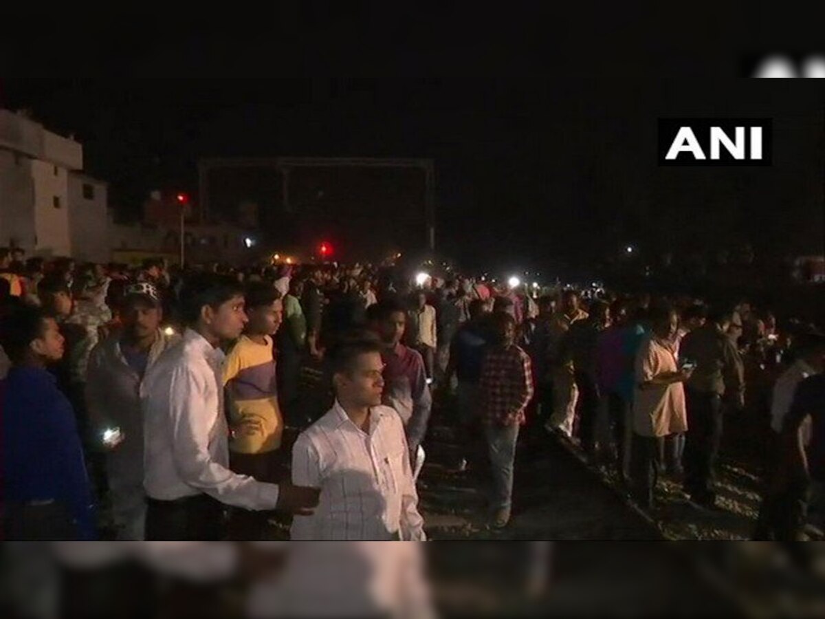 अमृतसर में जोड़ा फाटक के निकट शुक्रवार शाम को रावण दहन देखने के लिए रेल की पटरियों पर खड़े लोग ट्रेन की चपेट में आ गए थे. (फाइल फोटो)