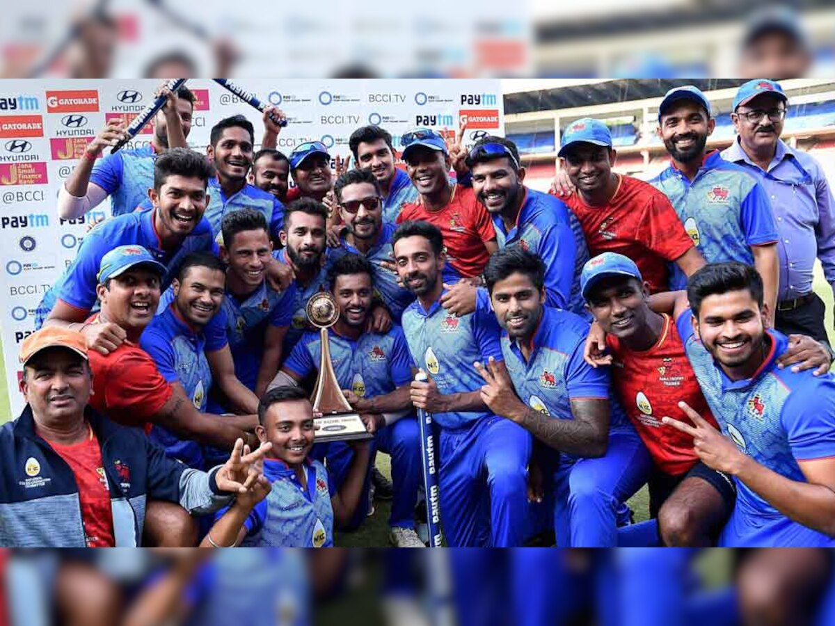 मुंबई की टीम विजय हजारे ट्रॉफी के साथ. उसने फाइनल में दिल्ली को हराया. (फोटो: PTI) 