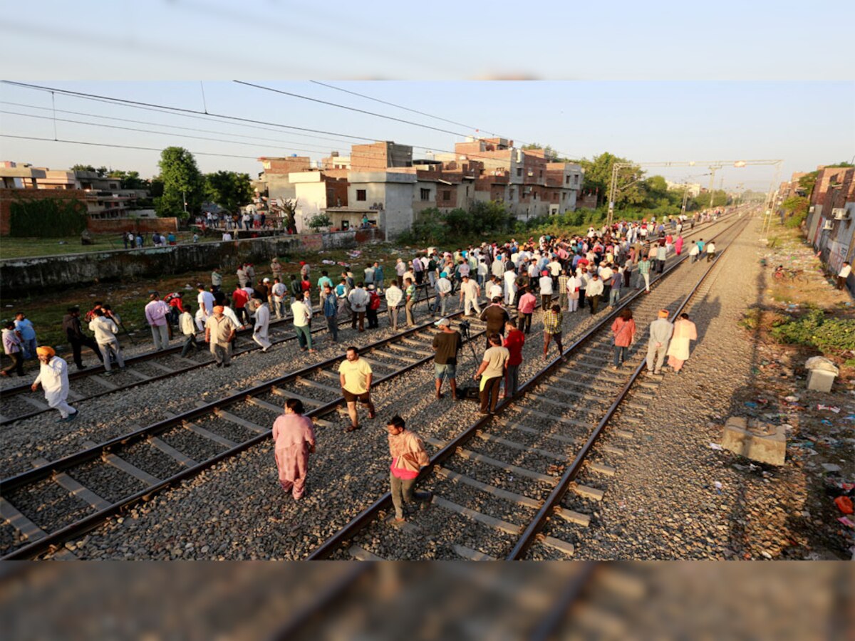  प्रवक्ता ने बताया कि रेलवे को स्थानीय अधिकारियों से दोपहर 12:30 बजे ट्रेन सेवाएं बहाल करने की मंजूरी मिली.(फोटो- Reuters)