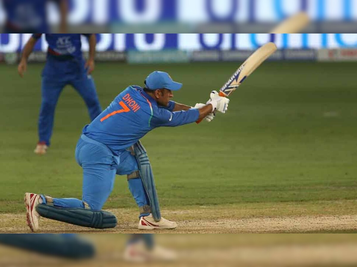महेंद्र सिंह धोनी विशाखापत्तनम के वायएस राजशेखर रेड्डी मैदान पर छह मैच में 240 रन बना चुके हैं. (फोटो: IANS) 