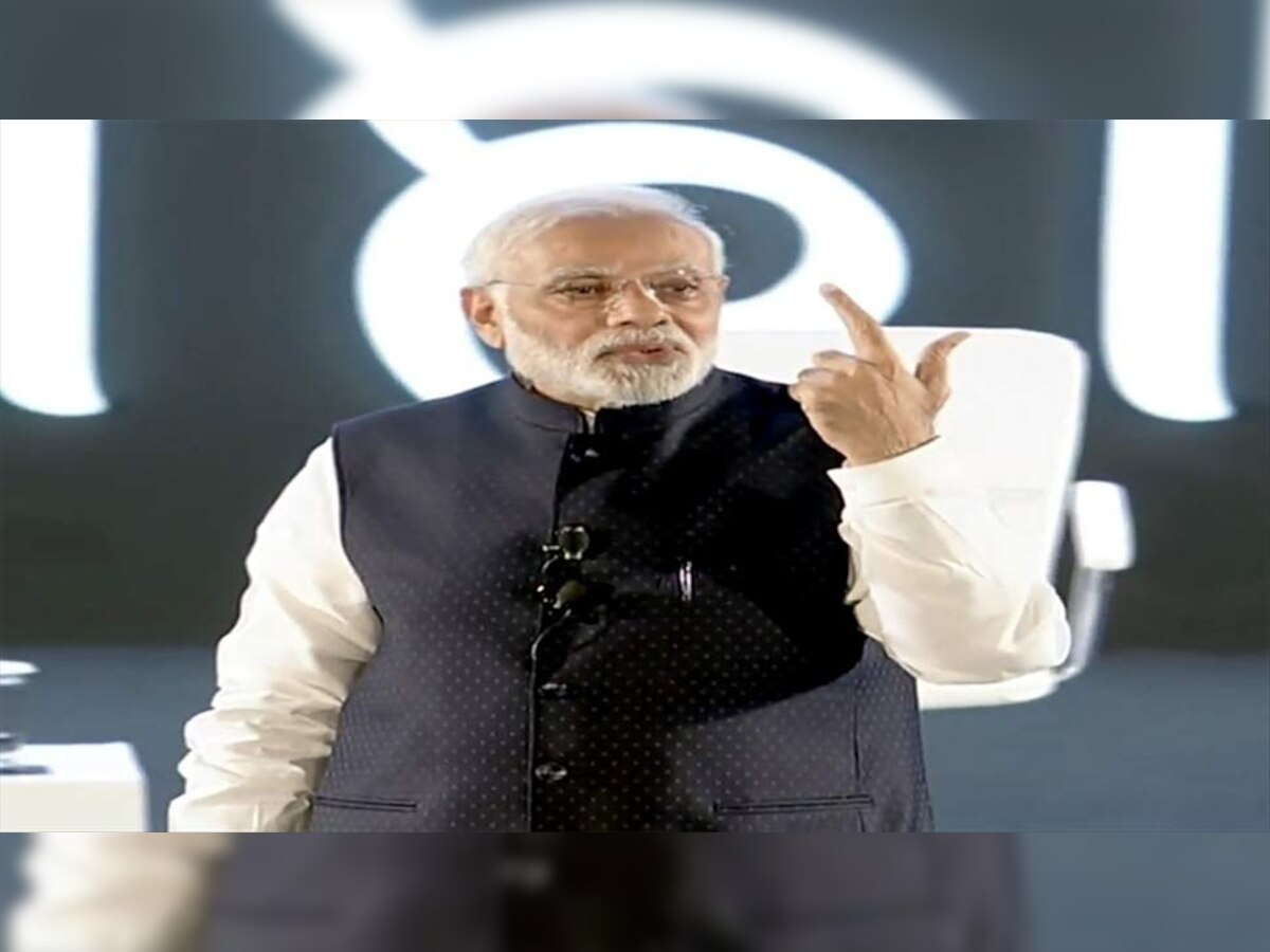 प्रधानमंत्री ने जोर दिया कि स्वच्छ भारत अभियान के प्रतीक से जुड़ा चश्मा भी महात्मा गांधी का है और इसकी दृष्टि भी गांधी की ही है . (फोटो साभार - IANS)