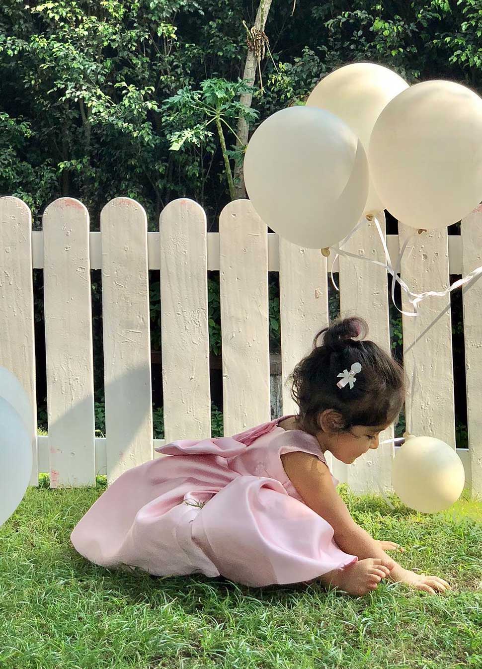 पिंक ड्रेस में दिखी नन्हीं अरिन Actress Asin First Time Shares Her Daughter Photos and Name of Her Daughter