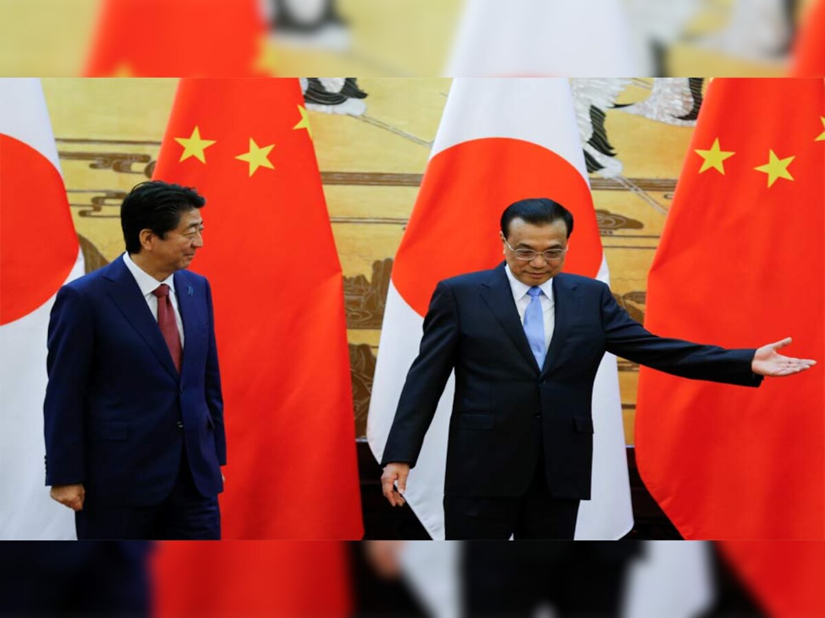 जापान के प्रधानमंत्री शिंजो अबे और चीन के प्रधानमंत्री ली केकियांग(फोटो साभार - रॉयटर्स)