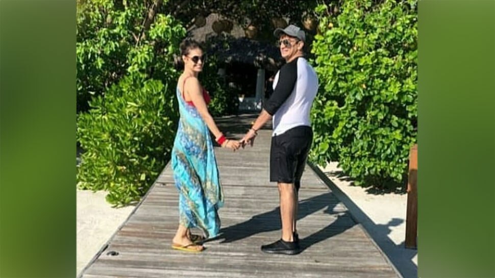 छूटे न ये साथ holding hands