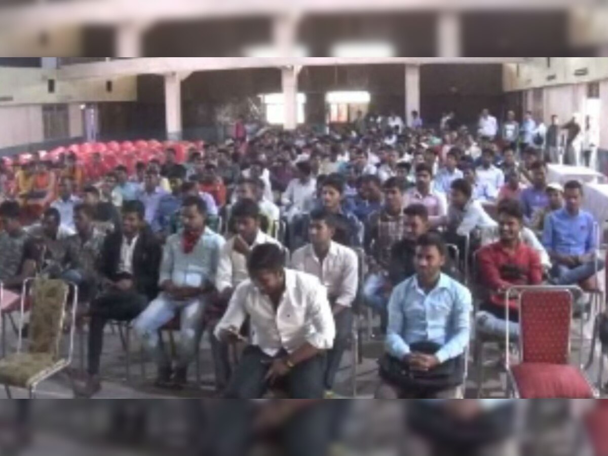 गोपालगंज में रोजगार मेला का आयोजन किया गया जिसमें युवायों की दिलचस्पी दिख रही है.