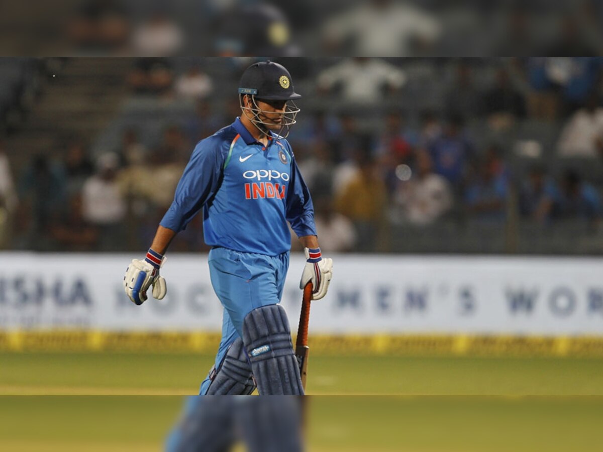 वेस्टइंडीज के खिलाफ पुणे में खेले गए तीसरे वनडे मैच में महेंद्र सिंह धोनी सिर्फ 7 रन बनाकर आउट हो गए. (फोटो: IANS) 