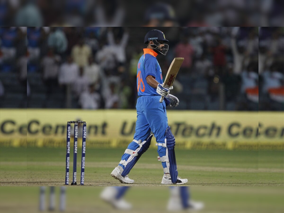 विराट कोहली टीम इंडिया की हार से काफी दुखी नजर आए. उन्होंने अपने शतक का जश्न भी नहीं मनाया था. (फोटो: IANS)