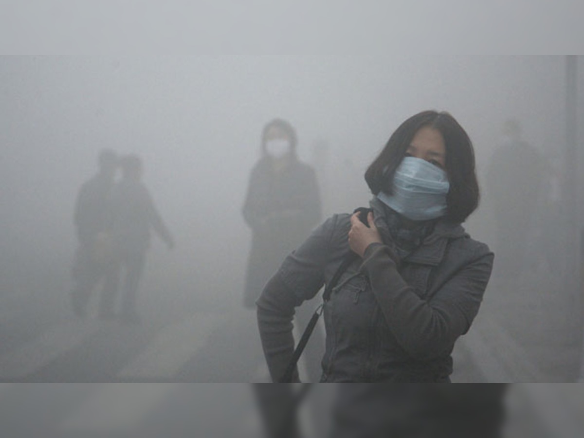 अधिकारियों ने बताया कि राष्ट्रीय राजधानी में धुएं के कारण धुंध की एक मोटी चादर छाई रही.(फाइल फोटो)