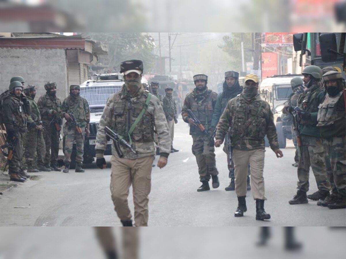 जम्मू&कश्मीर: सुरंग विस्फोट में सैन्य अधिकारी और जवान जख्मी, आतंकियों ने पीडीपी वर्कर की हत्या की