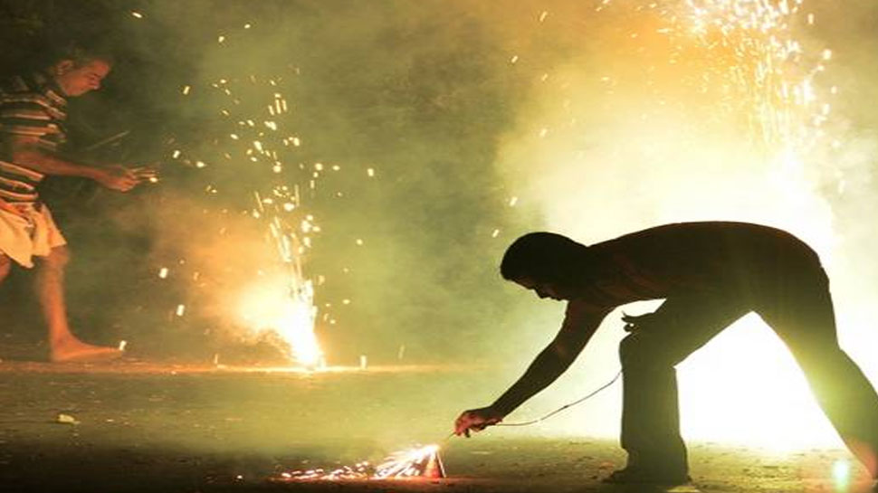 पटाखे में मौजूद छोटे कड़ डालते हैं फेफड़ों पर असर Small cracks present in crackers affect the lungs