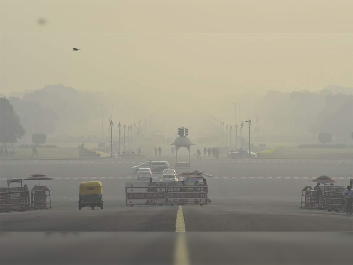 पिछले दो हफ्तों से दिल्ली की वायु गुणवत्ता सतर्क करने वाले स्तर पर पहुंच गई है. प्रदूषण का स्तर मंगलवार को बहुत खराब श्रेणी में पहुंच गया (फाइल फोटो)
