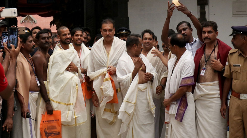 कोच रवि शास्त्री, शिखर धवन और उमेश यादव पहुंचे पद्मनाभस्वामी मंदिर India vs West Indies, 5th ODI, Thiruvananthapuram ODI,