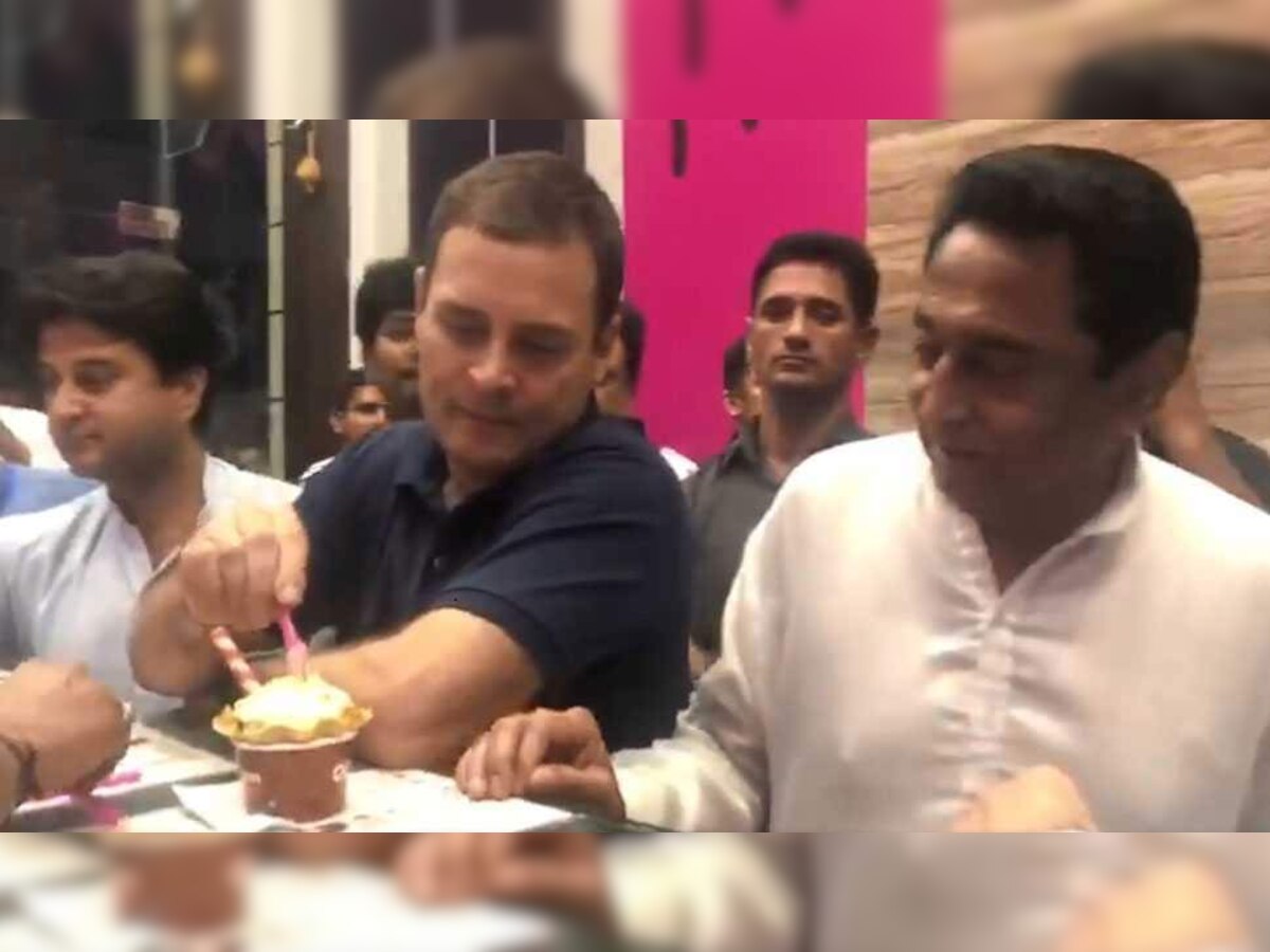  राहुल गांधी ने इंदौर की फेमस '56' दुकान पर आइसक्रीम खाई.