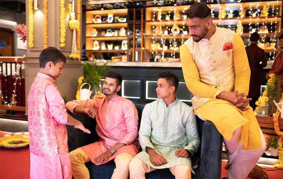 बच्चे भी विराट से मिलकर हुए खुश Virat Kohli Diwali Celebration