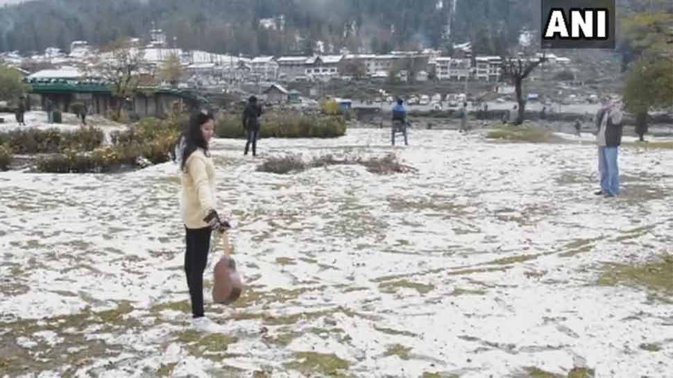 पहलगाम में सैलानियों ने लिया आनंद snowfall in jammu kashmir