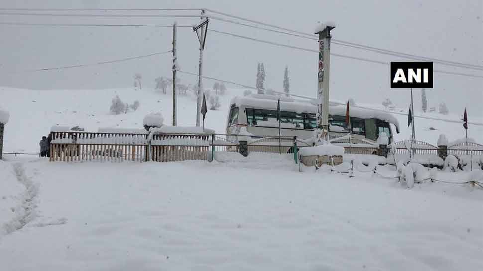 सोनमर्ग में बर्फबारी से बदला मौसम snowfall in sonmarg
