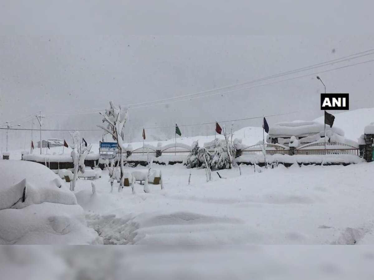शुक्रवार को सोनमर्ग, श्रीनगर, में बर्फबारी हुई. (फोटो साभार - ANI)