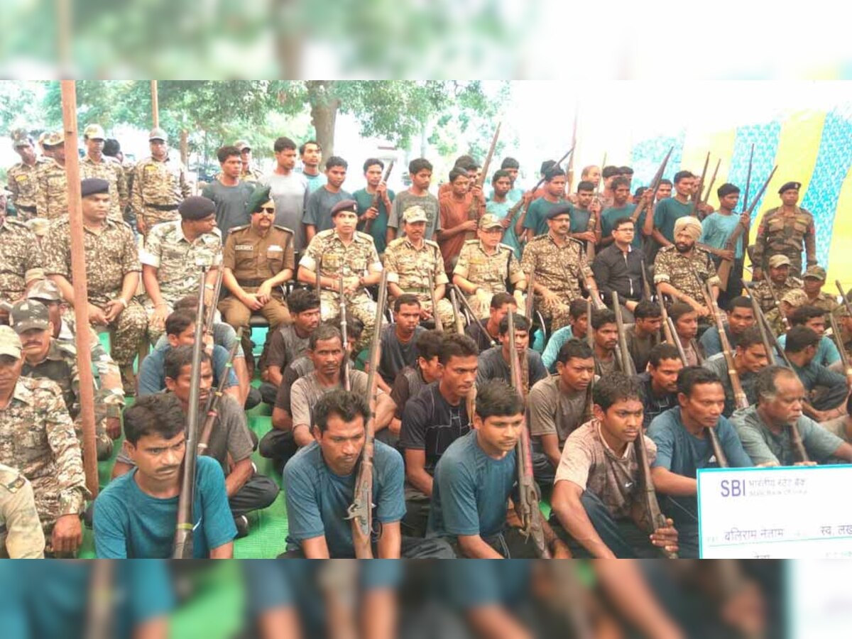 अधिकारियों ने बताया कि आत्मसमर्पण करने वाले नक्सलियों में से 55 नक्सलियों ने हथियार के साथ पुलिस के सामने आत्मसमर्पण किया है. (फोटो साभार - ANI)