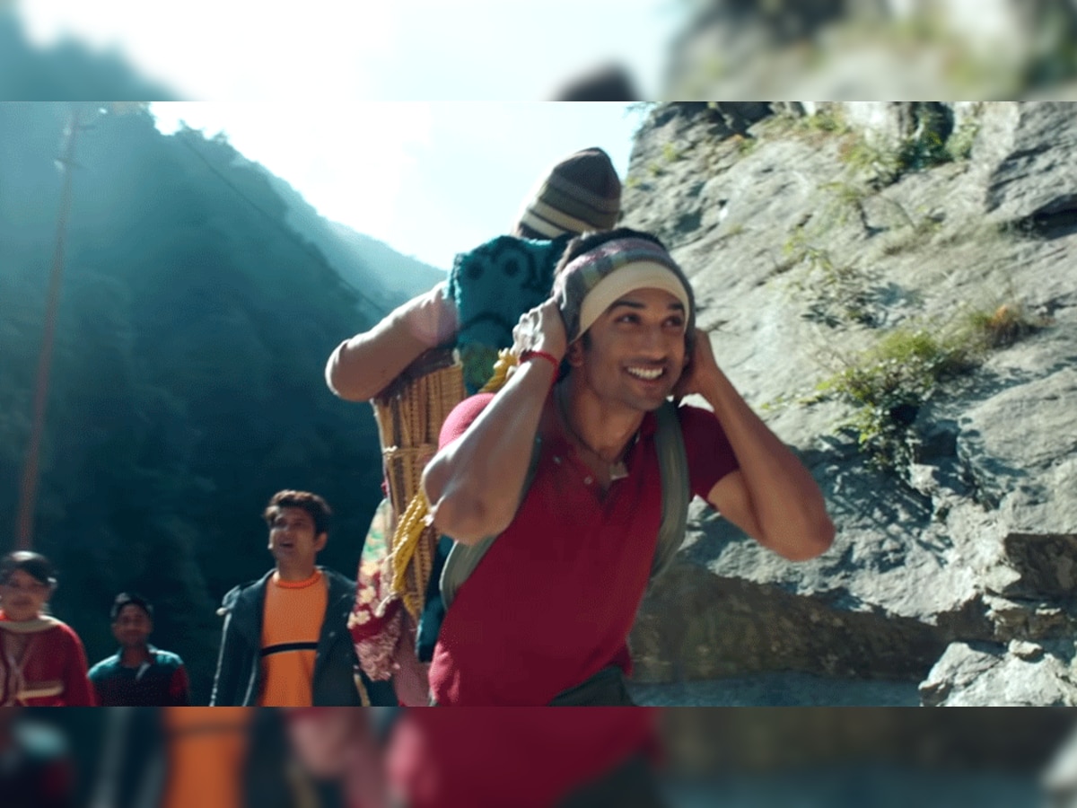 गाने के वीडियो में सुशांत सिंह राजपूत श्रद्धालुओं को अपनी पीठ पर लादकर पहाड़ पर चढ़ते नजर आ रहे हैं. (फोटो साभार: videograb)