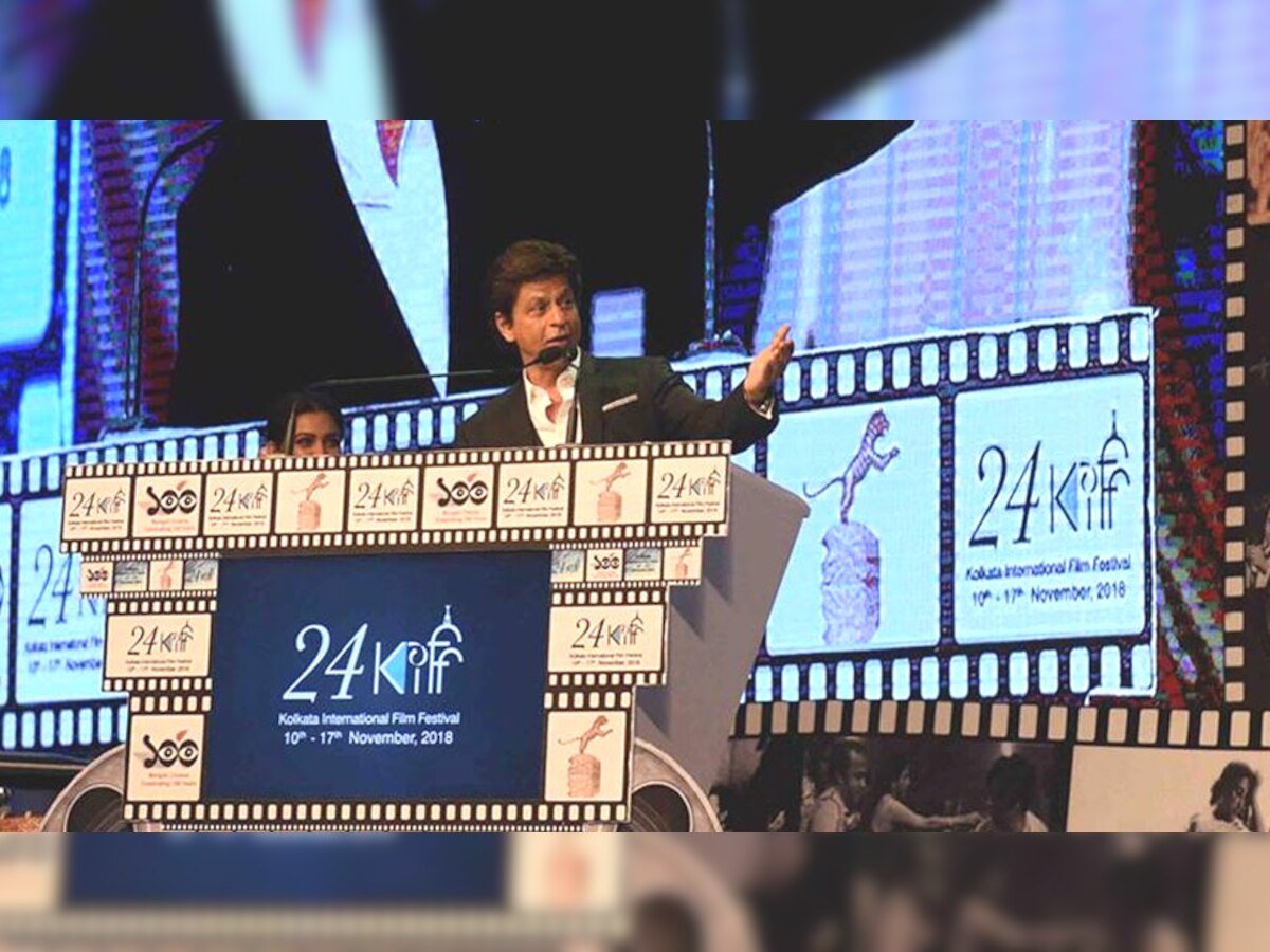 24वें कोलकाता फिल्म फेस्टिवल में बॉलीवुड स्टार अमिताभ बच्चन और शाहरुख खान समेत फिल्मी दुनिया की कई हस्तियों ने शिरकत की. (फोटो साभार: twitter/mamtabanerjee)