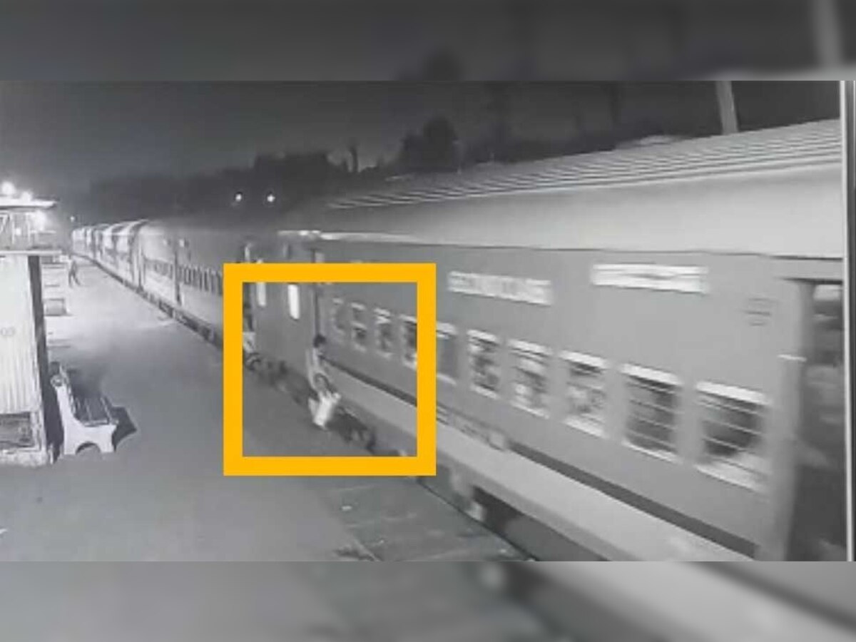ट्रेन और प्लेटफॉम के बीच फंस गए दो शख्स, RPF के जवानों ने बचाई जान