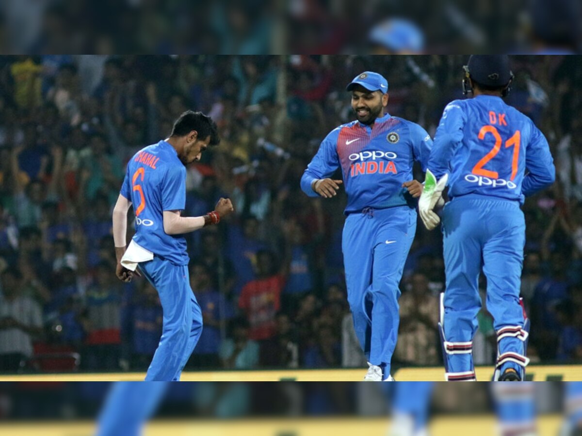 युजवेंद्र चहल (बाएं) ने तीसरे टी20 मैच में भारत की ओर से सबसे अधिक दो विकेट झटके. (फोटो: IANS) 