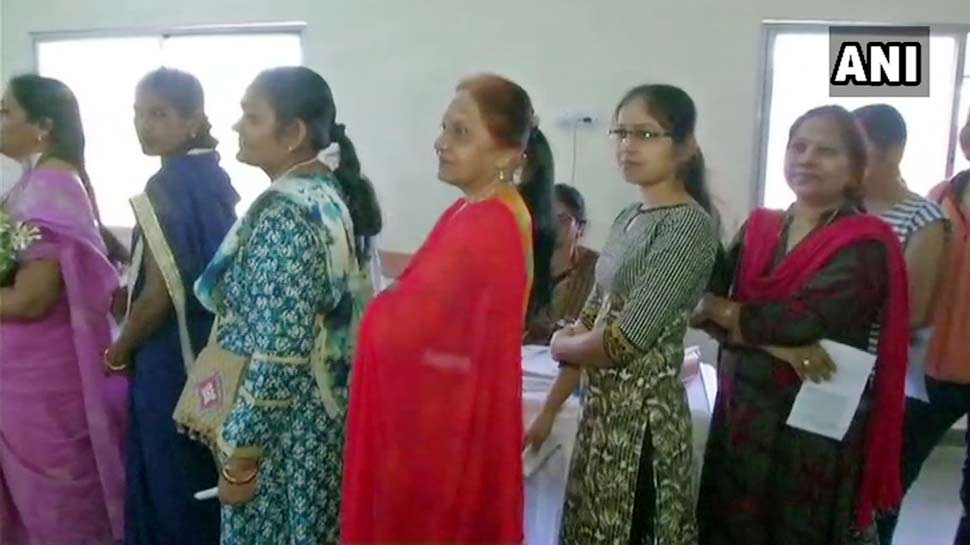 ईवीएम में खराबी के कारण राजनांदगांव में वोटिंग रुकी Chhattisgarh Elections 2018